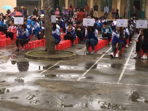 học sinh dự khai mạc.png