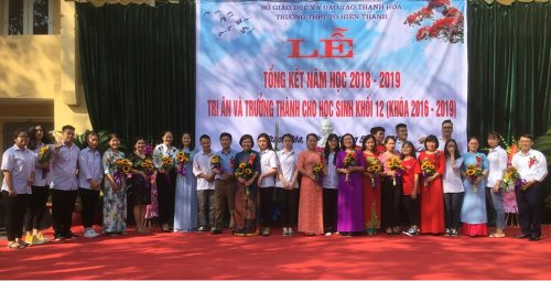 bế giảng 1.png
