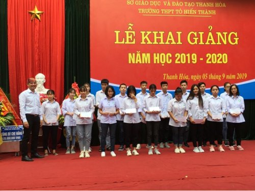 cựu học sinh trao học bổng.png