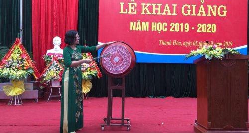 chị lệ đánh trống.png