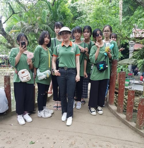 cô trò suối cá.png