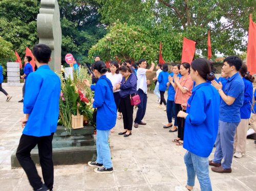 thắp hương bia y sỹ.png