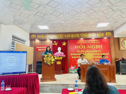 chị lệ đọc.jpg
